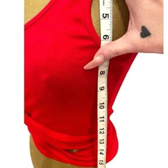 NWOTÂ RIBBED HALF BUTTON TIE AROUND CROP TOPâRED, O/S FITS UP TO 36DDD - Picture 2 of 9